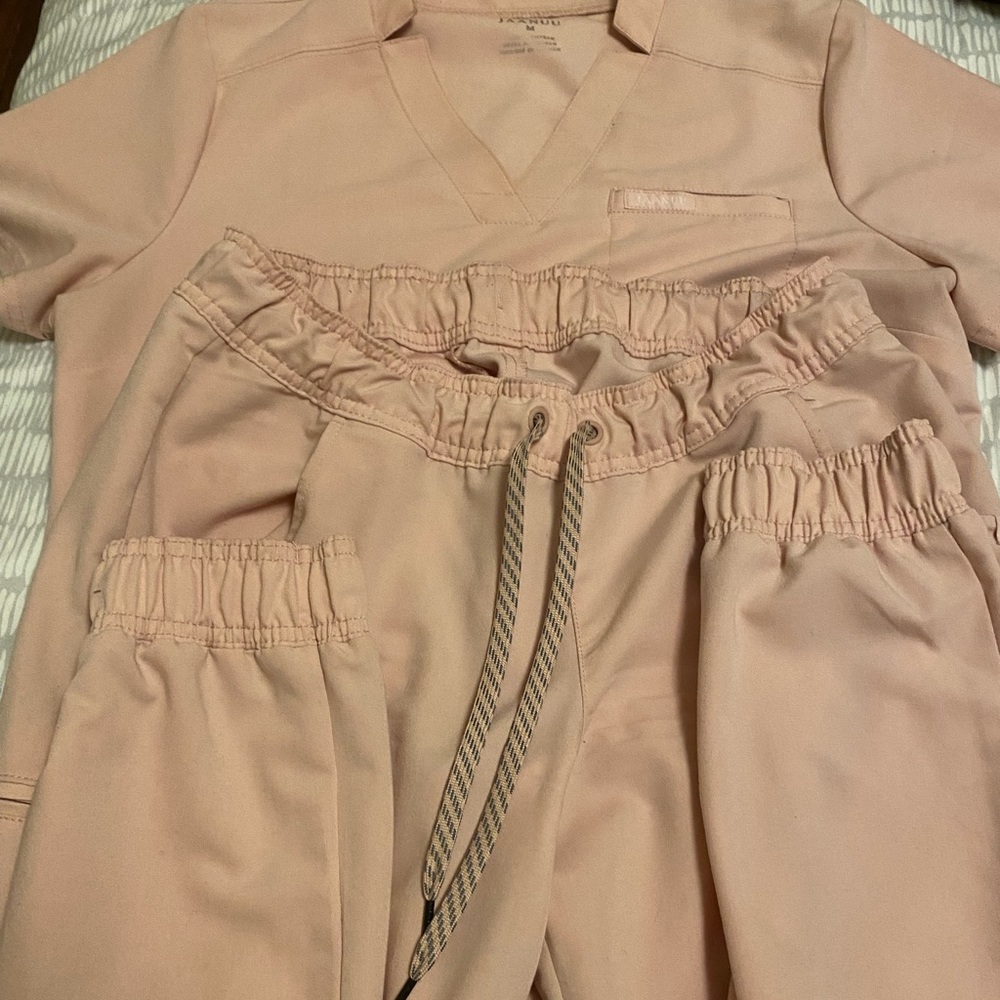 Jaanuu jogger scrub set